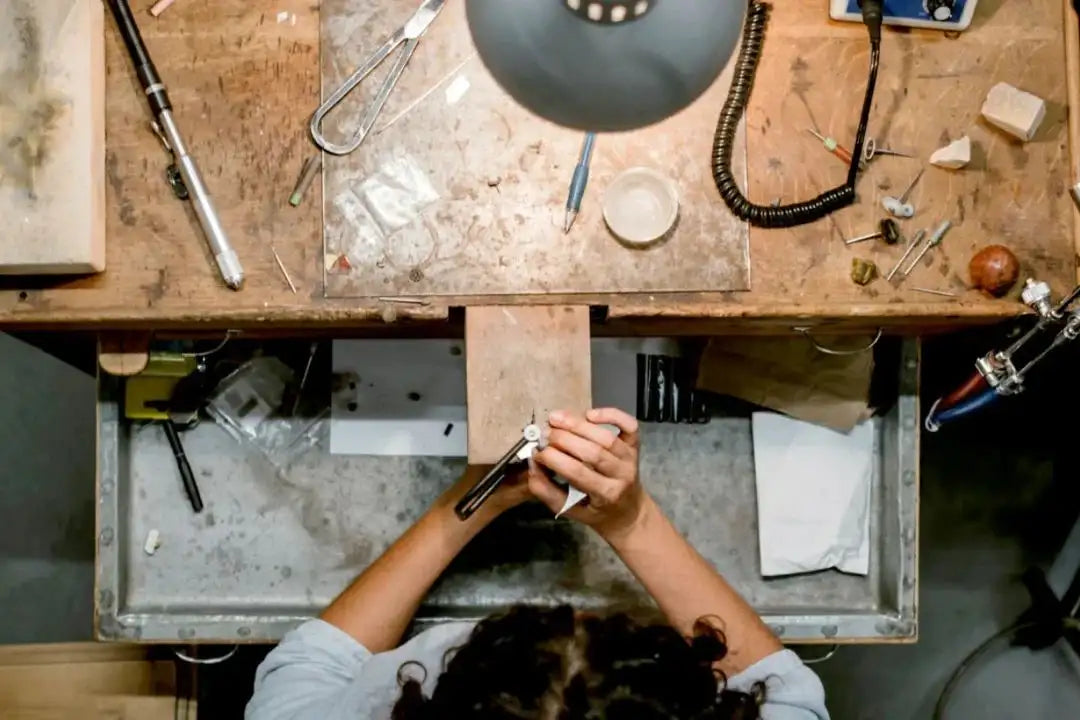 Choosing a Jeweler's Workbench 01