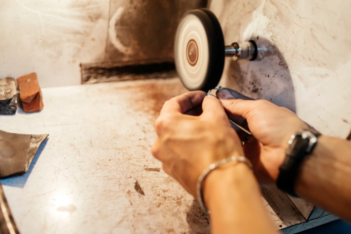 Electrolytic Polishing vs. Hand Polishing-1