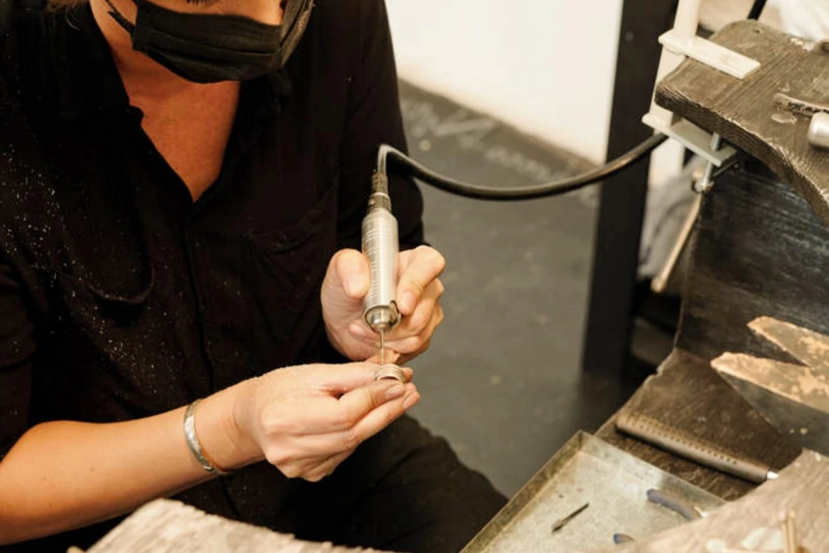 Engraving finger rings with a pneumatic engraving machine