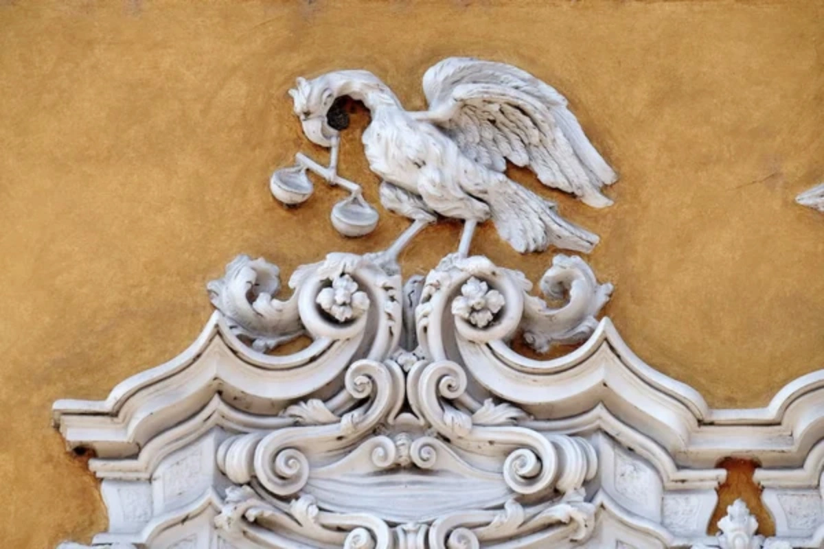 How should the eyes of bears, wolves, and eagles be engraved?